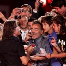 Venezia 2010: Ligabue firma autografi ai fan