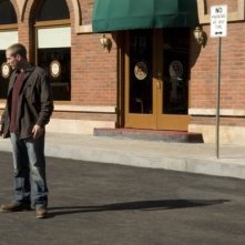 Jason Wiles in una scena della serie Persone sconosciute (Persons Unknown)