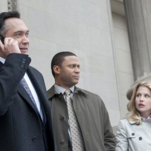 Jimmy Smits, David Ramsey ed Ellen Woglom nel pilot di Outlaw