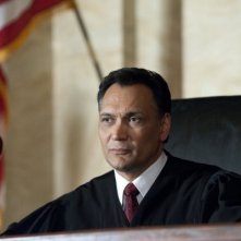 Jimmy Smits nel pilot di Outlaw