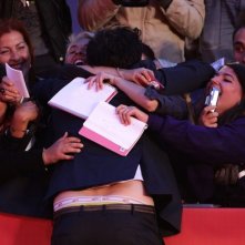 Venezia 2010: Filippo Timi, interprete di Vallanzasca, alle prese con l'entusiasmo delle fan.