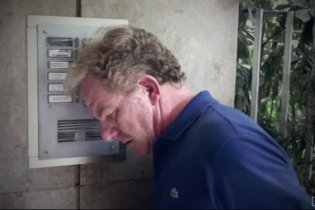 I Cesaroni 4: Cesare citofona a casa dei telespettatori