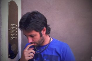 I Cesaroni 4: Marco citofona a casa dei telespettatori