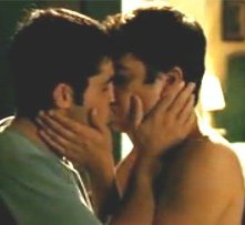 Mine Vaganti: il bacio tra Riccardo Scamarcio e Carmine Recano