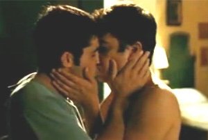 Mine Vaganti: il bacio tra Riccardo Scamarcio e Carmine Recano