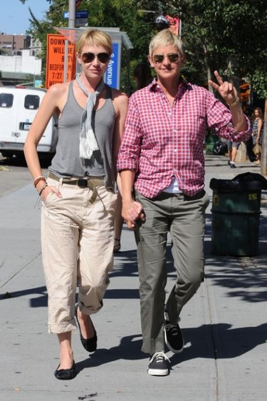 Portia De Rossi mano nella mano con Ellen DeGeneres