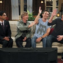 Adhir Kalyan, Oliver Hudson, Patrick Warburton e David Spade nell'episodio Surro-Gate de Le regole dell'amore