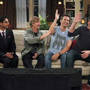 Adhir Kalyan, Oliver Hudson, Patrick Warburton e David Spade nell'episodio Surro-Gate de Le regole dell'amore