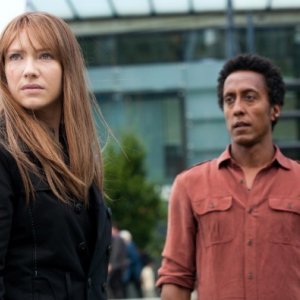 Anna Torv ed Andre Royo in un momento dell'episodio Olivia di Fringe
