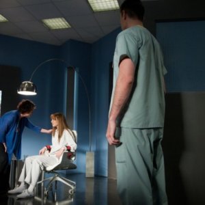 Anna Torv in una scena della premiere della terza stagione di Fringe, dal titolo Olivia