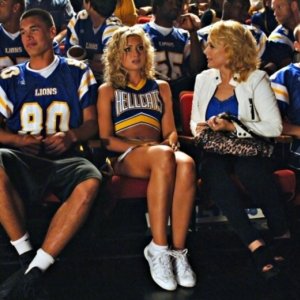 Gail O'Grady ed Alyson Michalka in una scena dell'episodio I Say A Little Prayer della serie Hellcats