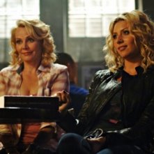 Gail O'Grady ed Alyson Michalka nell'episodio I Say A Little Prayer della serie Hellcats