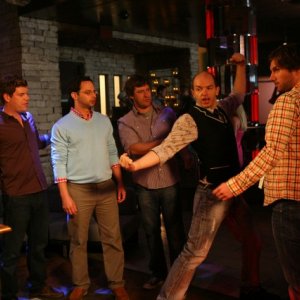 Una scena della premiere della stagione 2 di The League