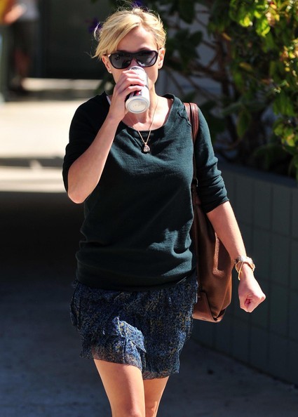 Reese Witherspoon Sorseggia Una Lattina In Strada A Brentwood 174599