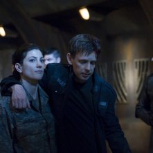 Julia (Vanessa James) sorregge Riley (Haig Sutherland) nell'episodio Intervention di Stargate Universe