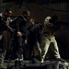 Mike Dopud, Justin Louis e Lou Diamond Phillips dopo la rivolta in: Aftermath di Stargate Universe