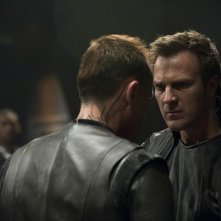 Varro (Mike Dopud) parla con un suo sottoposto nell'episodio Aftermath di Stargate Universe