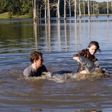 Edward Norton e Keri Russell in una scena della commedia Leaves of Grass