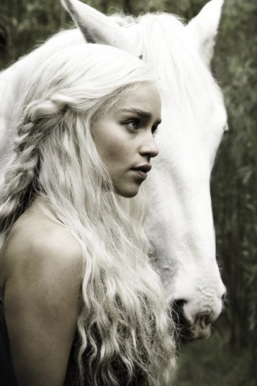 Emilia Clarke interpreta Daenerys Targaryen in una delle prime immagini della nuova serie HBO Game of Thrones