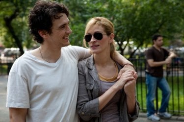 James Franco con Julia Roberts in una scena del film Mangia, prega, ama