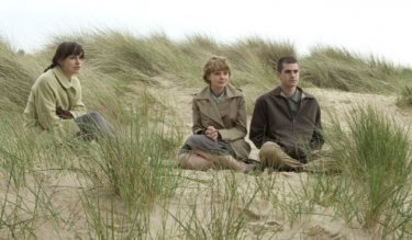 Keira Knightley, Andrew Garfield e Carey Mulligan em imagem sugestiva de Never Let Me Go