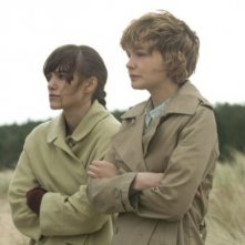 Keira Knightley e Carey Mulligan in una scena di Never Let Me Go
