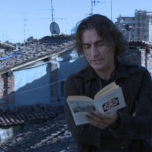 Luciano Ligabue davanti alla Costituzione Italiana nel film Niente Paura