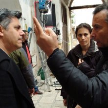 Sul set di Uerra, Paolo Sassanelli dà alcune indicazioni di regia a Dino Abbrescia