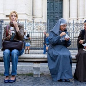Una divertente Julia Roberts nel film Mangia, prega, ama