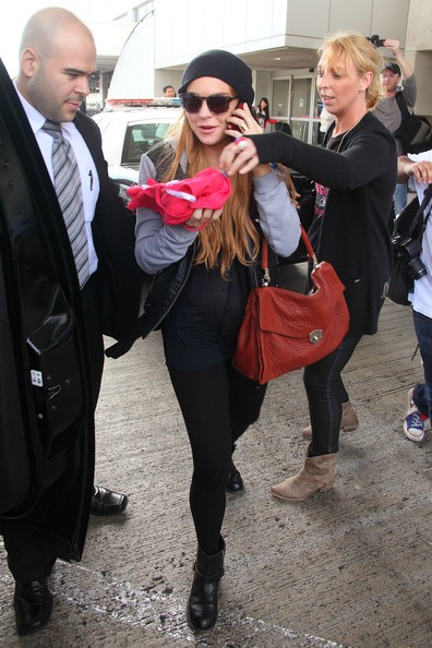 All Arrivo All Aeroporto Di Los Angeles Di Lindsay Lohan Le Viene Consegnato Un Top Rosa Da Un Fan 174997