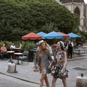 Blake Lively e Leighton Meester passeggiano per Parigi in: Belles de Jour di Gossip Girl