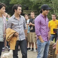 Demi Lovato e i Jonas Brothers in una scena di Camp Rock 2