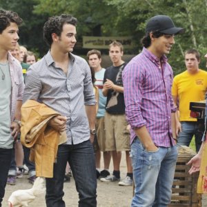 Demi Lovato e i Jonas Brothers in una scena di Camp Rock 2
