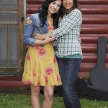 Demi Lovato e Maria Canals-Barrera in una immagine promozionale di Camp Rock 2