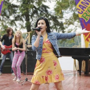 Demi Lovato in una scena di Camp Rock 2