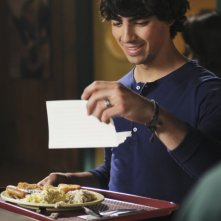 Joe Jonas in una scena di Camp Rock 2