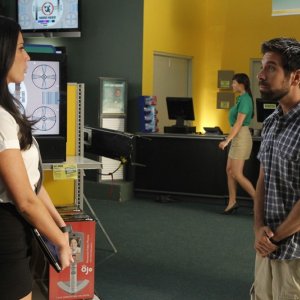 Olivia Munn e Joshua Gomez in una scena dell'episodio Chuck Versus the Anniversary