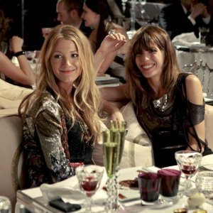 Serena (Blake Lively) e Lou Doillon a tavola assieme nell'episodio Belles de Jour di Gossip Girl