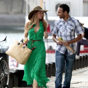 Serena (Blake Lively) passeggia con un uomo misterioso nell'episodio Belles de Jour di Gossip Girl