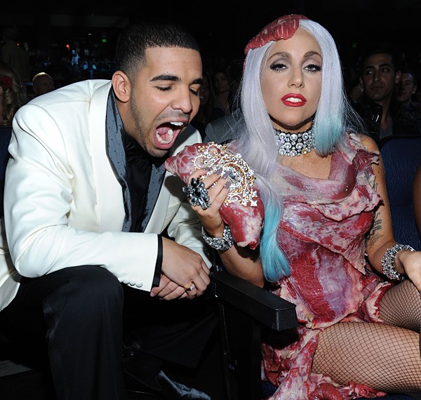 Drake Cerca Di Addentare La Borsetta Di Lady Gaga Ai Mtv Video Awards 2010 175081