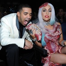 Drake Cerca Di Addentare La Borsetta Di Lady Gaga Ai Mtv Video Awards 2010 175081