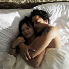 Anna Fischer e Kostja Ullmann in un'immagine romantica del film Groupies bleiben nicht zum Frühstück