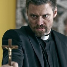 Doug Bradley è padre Ennis nell'horror Exorcismus