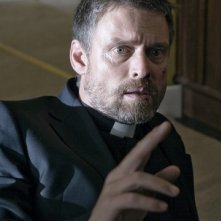 Doug Bradley in una scena del film Exorcismus