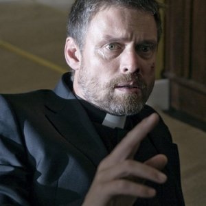 Doug Bradley in una scena del film Exorcismus