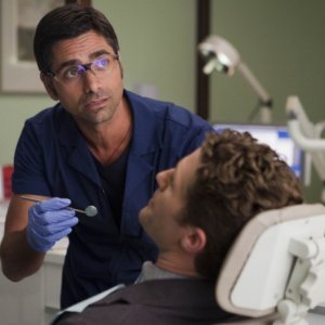 John Stamos guest star nell'episodio Britney/Brittany di Glee