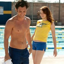 Penn Badgley e Emma Stone in una scena di Easy A