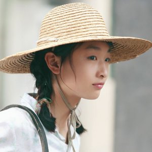 Profilo dell'attrice Zhou Dongyu dal film The Love of the Hawthorn Tree