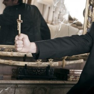 Sophie Vavasseur e Doug Bradley in un'immagine dell'horror Exorcismus