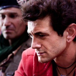 Un primo piano di Vinicio Marchioni in una scena del film Venti sigarette di A. Amadei